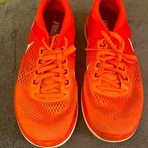 Nike tennis shoes 9 1/2